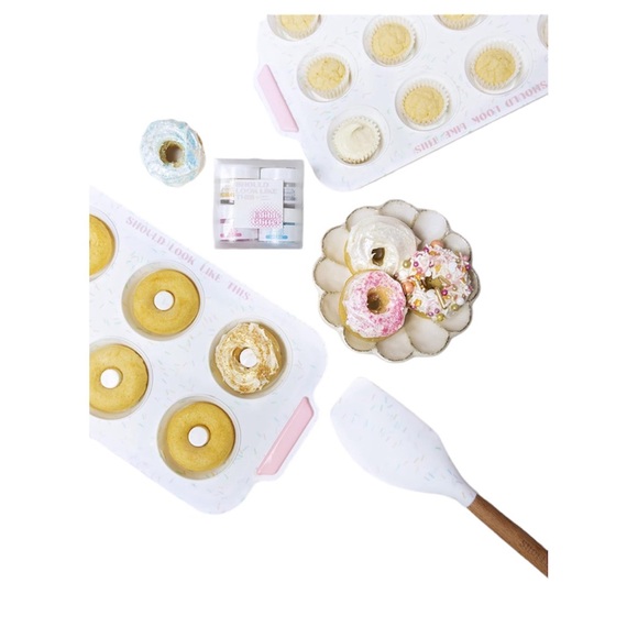 Brand new in box “Should Look Like This” by Dana Hasson- Baking Kit Set - Picture 5 of 5